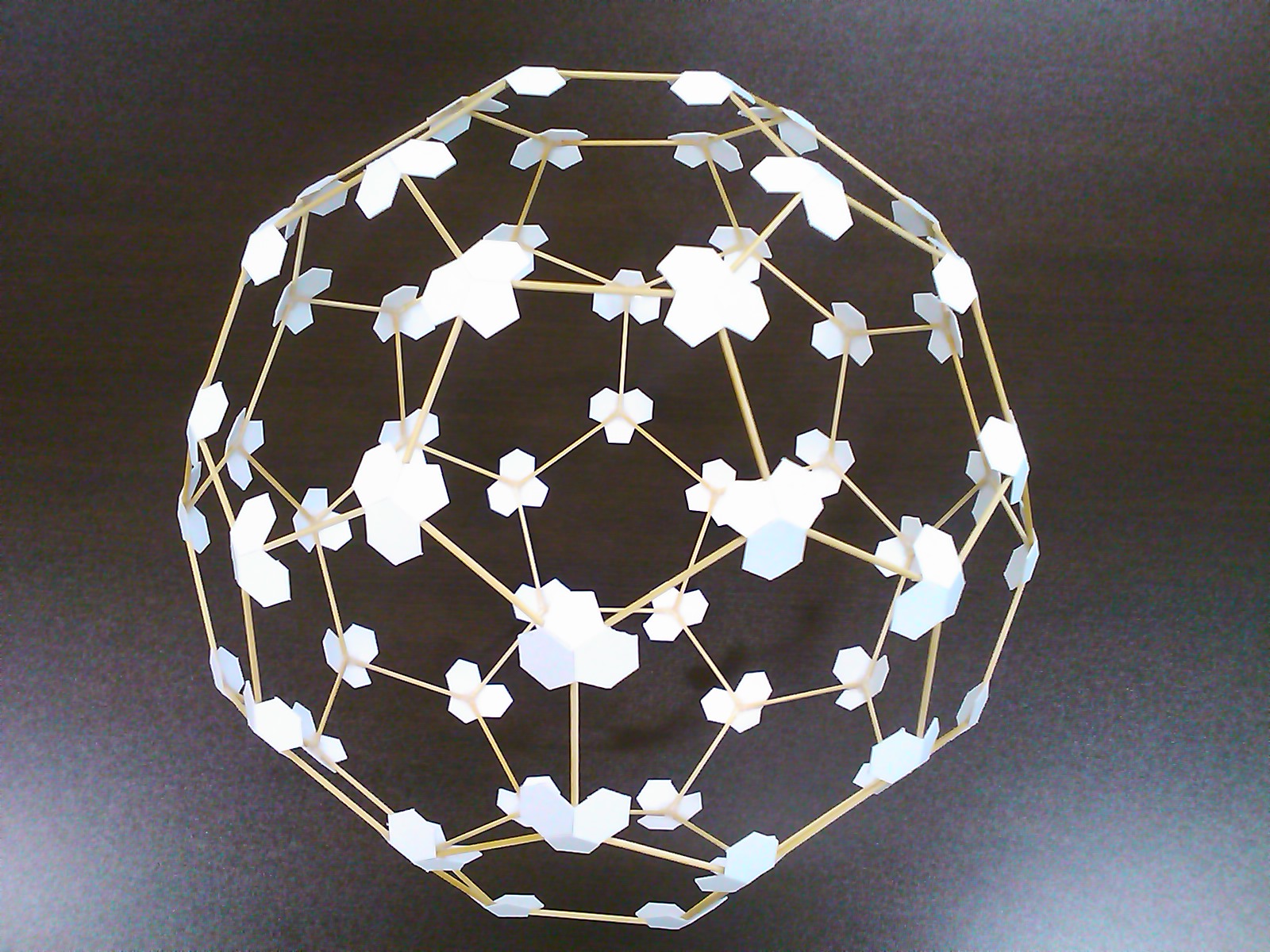 竹ひごで作った32面体 サッカーボール。切頂20面体とも。アルキメデスの立体のひとつ