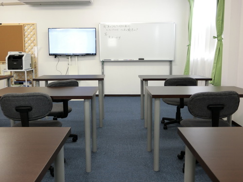 教室。大きめの机。衝立はありません。そんなもの必要ないくらい集中できるように